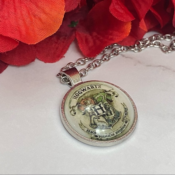 Harry Potter Hogwarts Vintage House Crest Pendant - Picture 8 of 12